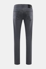 Jacob Cohen Jeans 'Bard' grau in Slim Fit, schmal zulaufend, Rückansicht mit soften Denim, Used-Waschung, Leather Patch, Five-Pocket-Stil.