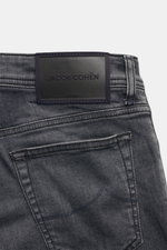 Jacob Cohen Jeans 'Bard' grau, Detailaufnahme von hinten oben, weicher, elastischer Denim mit Used-Waschung und Lederpatch.
