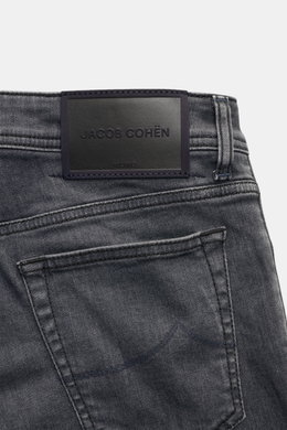 Jacob Cohen Jeans 'Bard' grau, Detailaufnahme von hinten oben, weicher, elastischer Denim mit Used-Waschung und Lederpatch.