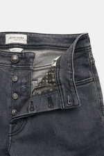 Jacob Cohen Jeans 'Bard' grau aus elastischem Baumwoll-Denim mit Used-Waschung, Button Fly und Leather Patch, Nahaufnahme der offenen Bund-Perspektive.
