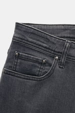 Nahaufnahme der schmal zulaufenden Jacob Cohen Jeans 'Bard' grau mit dezenter Used-Waschung, Leather Patch und Five-Pocket-Stil.