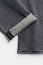 Jacob Cohen Jeans 'Bard' grau, Detailaufnahme der Beinumschlag-Innenseite aus elastischem, weichem Denim mit dezenter Used-Waschung, Slim Fit.