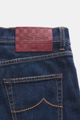 Jacob Cohen Jeans 'Jude' dark blue shown from the back upper section, featuring a structured leather patch, contrasting seams, and detailed stitching. 

With JACOB COHEN, you are always right when it comes to modern luxury in everyday life: The premium je