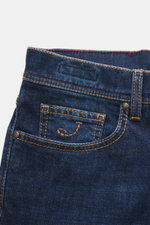 Close-up rear view of Jacob Cohen Jeans 'Jude' dark blue, showing cotton denim, contrasting seams, coin pocket with initial, and leather patch.

Additional description: 
<p>With JACOB COHEN, you are always right when it comes to modern luxury in everyday 