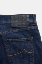 Jacob Cohen Jeans 'Jude' navy shown from the back waist, featuring a structured leather patch, contrasting seams, and fine denim texture. 

With JACOB COHEN, you are always right when it comes to modern luxury in everyday life: The premium jeans 'Jude' co