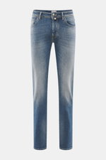 Frontansicht der Jacob Cohen Jeans 'Bard' graublau, Slim Fit, schmal zulaufend, aus leicht elastischem Baumwoll-Denim mit authentischer Waschung und Button Fly.