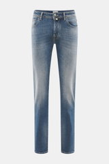 Frontansicht der Jacob Cohen Jeans 'Bard' graublau, Slim Fit, schmal zulaufend, aus leicht elastischem Baumwoll-Denim mit authentischer Waschung und Button Fly.