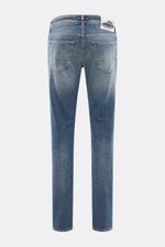 Jacob Cohen Jeans 'Bard' graublau Rückansicht mit authentischer Waschung, Slim Fit, Patch mit Auto-Motiv, Five-Pocket, Baumwolle, leicht elastisch.