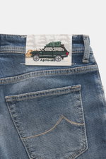 Jacob Cohen Jeans 'Bard' graublau Rückansicht mit exklusivem Auto- und Tannenbaum-Patch der Après Ski Kollektion, Slim Fit, Baumwolle Denim.