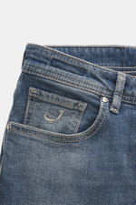 Jacob Cohen Jeans 'Bard' graublau, Nahaufnahme der Fronttasche und Bund mit sichtbarem Patch, Denim aus Baumwolle, slim fit, Five-Pocket-Stil, Button Fly.