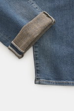 Jacob Cohen Jeans 'Bard' graublau im Detail, Nahaufnahme der umgeschlagenen Hose, Denim aus Baumwolle, leicht elastisch, authentische Waschung.