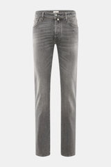 Jacob Cohen Jeans 'Bard' grau, Frontansicht, Slim Fit, Button Fly, Five-Pocket, Baumwolle, elastisch, Patch mit Auto und Tannenbaum, Après Ski Sammlerstück.
