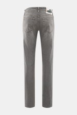 Jacob Cohen Jeans 'Bard' grau Rückansicht, Slim Fit, Baumwolle, leicht elastisch, Five-Pocket, mit Auto-Patch und Tannenbaum auf Gesäßtasche.