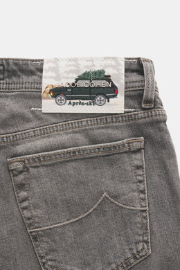 Jacob Cohen Jeans 'Bard' grau, Detailaufnahme Rückseite mit gesticktem Patch Auto & Tannenbaum, authentische Waschung, Five-Pocket-Stil.