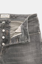 Jacob Cohen Jeans 'Bard' grau, frontale Nahaufnahme mit geöffnetem Button Fly, Baumwolle, Slim Fit, Five-Pocket, Auto-Tannenbaum-Patch, authentische Waschung.
