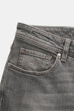 Jacob Cohen Jeans 'Bard' grau, Detailansicht der schmal zulaufenden Slim Fit Jeans mit Five-Pocket-Stil, Button Fly und Auto-Patch.