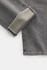 Jacob Cohen Jeans 'Bard' grau, Detailaufnahme vom umgeschlagenen Bein, Denim Baumwolle, Slim Fit, Five-Pocket, exklusives Patch mit Auto und Tannenbaum.