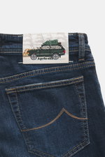 Nahaufnahme der Rückansicht der Jacob Cohen Jeans 'Bard' navy mit exklusivem Patch Auto und Tannenbaum, Five-Pocket-Stil, authentische Waschung.