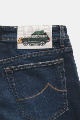 Nahaufnahme der Rückansicht der Jacob Cohen Jeans 'Bard' navy mit exklusivem Patch Auto und Tannenbaum, Five-Pocket-Stil, authentische Waschung.