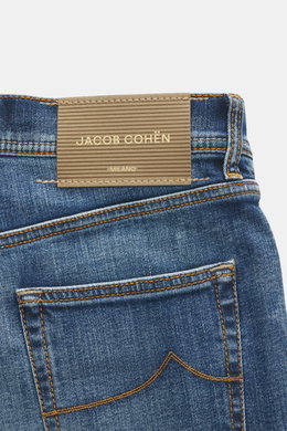 Jacob Cohen Jeans 'Edo' graublau, Detailaufnahme Rücken mit Lederpatch, Denim aus Baumwolle, Used-Waschung, Regular Fit, Five-Pocket-Stil.