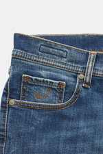 Jacob Cohen Jeans 'Edo' graublau, Detailaufnahme der Rückseite in leichter Used-Waschung mit Münztasche, Stitching, Patch, Regular Fit.