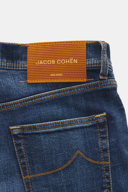 Jacob Cohen Jeans 'Edo' dunkelblau Rückansicht mit Lederpatch, Five-Pocket-Stil, authentischer Used-Waschung, Regular Fit, Baumwolle mit leichtem Stretch.