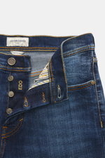 Jacob Cohen Jeans 'Edo' dunkelblau von oben fotografiert, mit Button Fly, Used-Waschung, Münztasche und gesteppten Gesäßtaschen.