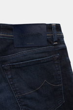 Jacob Cohen Jeans 'Bard Fast' navy Rückansicht mit Leather Patch, schmal zulaufend, softer Denim, dezente Used-Waschung, Five-Pocket-Stil.