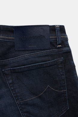 Jacob Cohen Jeans 'Bard Fast' navy Rückansicht mit Leather Patch, schmal zulaufend, softer Denim, dezente Used-Waschung, Five-Pocket-Stil.