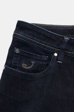 Jacob Cohen Jeans 'Bard Fast' navy, Detailaufnahme der Bund- und Gesäßtasche, softer elastischer Denim, dezente Used-Waschung, Leather Patch sichtbar.