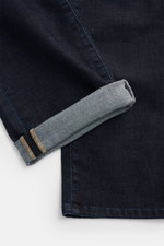 Jacob Cohen Jeans 'Bard Fast' navy in Nahaufnahme von unten, softer elastischer Denim mit dezenter Used-Waschung, schmal zulaufend, mit typischem Leather Patch.