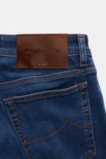 Jacob Cohen Jeans 'Bard Fast' dunkelblau, Detailaufnahme von hinten oben, Ponyfell-Lederpatch, dezente Used-Waschung, Slim Fit Denim.