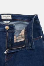 Jacob Cohen Jeans 'Bard Fast' dunkelblau, Nahaufnahme von Bund und Taschen, softer Denim mit Stretch, dezente Used-Waschung, Button Fly, Lederpatch.
