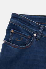 Jacob Cohen Jeans 'Bard Fast' dunkelblau, Detailaufnahme der schmal zulaufenden Slim Fit Premium-Jeans mit Used-Waschung und Leather Patch.