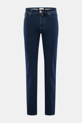 Jacob Cohen Jeans 'Bard' navy, Frontansicht, Slim Fit, Baumwolle-Lyocell Denim, elastisch, softer Griff, dezente Used-Effekte, Button Fly, Five-Pocket, Rennwagen-Patch hinten.
