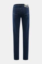 Jacob Cohen Jeans 'Bard' navy Rückansicht, Slim Fit, Baumwolle-Lyocell Denim mit Used-Effekten, Rennwagen-Patch, Five-Pocket-Stil, weicher Griff.