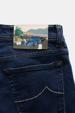 Jacob Cohen Jeans 'Bard' navy Rückansicht mit Patch, Rennwagen-Motiv und Palme, Five-Pocket-Stil, weicher Baumwoll-Denim, Slim Fit, Stitching.