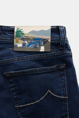 Jacob Cohen Jeans 'Bard' navy Rückansicht mit Patch, Rennwagen-Motiv und Palme, Five-Pocket-Stil, weicher Baumwoll-Denim, Slim Fit, Stitching.