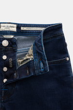 Nahaufnahme der geöffneten Jacob Cohen Jeans 'Bard' navy von vorne, Button Fly, weicher Baumwoll-Lyocell-Denim mit Used-Effekten, Five-Pocket-Stil, Münztasche mit Initial.