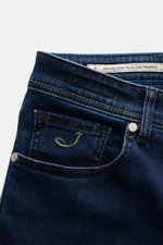 Jacob Cohen Jeans 'Bard' navy in Frontansicht, Slim Fit, Baumwolle-Lyocell, Used-Effekte, Button Fly, Rennwagen-Patch, weicher Griff.