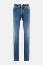 Jacob Cohen Jeans 'Bard' blau, Frontansicht, Slim Fit Denim mit Used-Effekten, Button Fly, Five-Pocket-Stil, weicher Griff, rückwärtiges Patch mit Rennwagen und Palme.