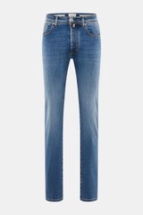 Jacob Cohen Jeans 'Bard' blau, Frontansicht, Slim Fit Denim mit Used-Effekten, Button Fly, Five-Pocket-Stil, weicher Griff, rückwärtiges Patch mit Rennwagen und Palme.