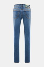 Jacob Cohen Jeans 'Bard' blau in Slim Fit, schmal zulaufend, Rückansicht mit Rennwagen-Patch, Five-Pocket, Used-Effekte, Baumwolle-Lyocell-Mix.