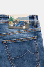 Jacob Cohen Jeans 'Bard' blau Rückansicht mit exklusiv besticktem Patch Rennwagen und Palme, Five-Pocket-Stil, Used-Effekte, Slim Fit