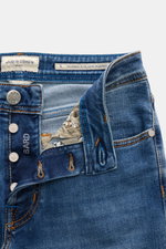 Jacob Cohen Jeans 'Bard' blau, Detailaufnahme von vorne auf den offenen Button Fly mit weichem, elastischem Denim und Used-Effekten.