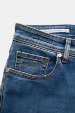 Jacob Cohen Jeans 'Bard' blau, Ansicht der Rückseite mit gesticktem Rennwagen-Patch, weichem Denim, Used-Effekten, Slim Fit, Five-Pocket-Stil.