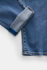 Jacob Cohen Jeans 'Bard' blau, Detailfoto vom umgeschlagenen Saum mit weichem Griff, elastischem Denim, Used-Effekten und feinem Stitching.