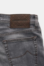 Jacob Cohen Jeans 'Bard' grau aus elastischer Baumwolle mit gemustertem Leather Patch, fotografiert aus Nahaufnahme rückseitig oben.