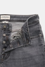 Jacob Cohen Jeans 'Bard' grau im Detail aus schräger Nahaufnahme, Denim elastisch, Slim Fit, Button Fly, Münztasche mit Initial, Leather Patch.