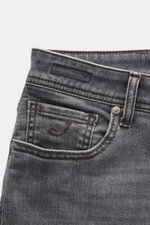 Jacob Cohen Jeans 'Bard' grau, Detailaufnahme von vorne oben, Five-Pocket-Stil, Münztasche mit Initial, Leather Patch, Slim Fit aus elastischer Baumwolle.